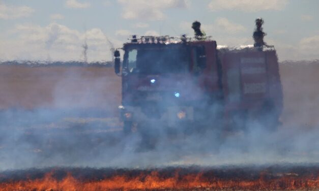 Los bomberos logran pagar un incendio en una tierra de labranza en el pago ‘La Perla’ en Rioseco