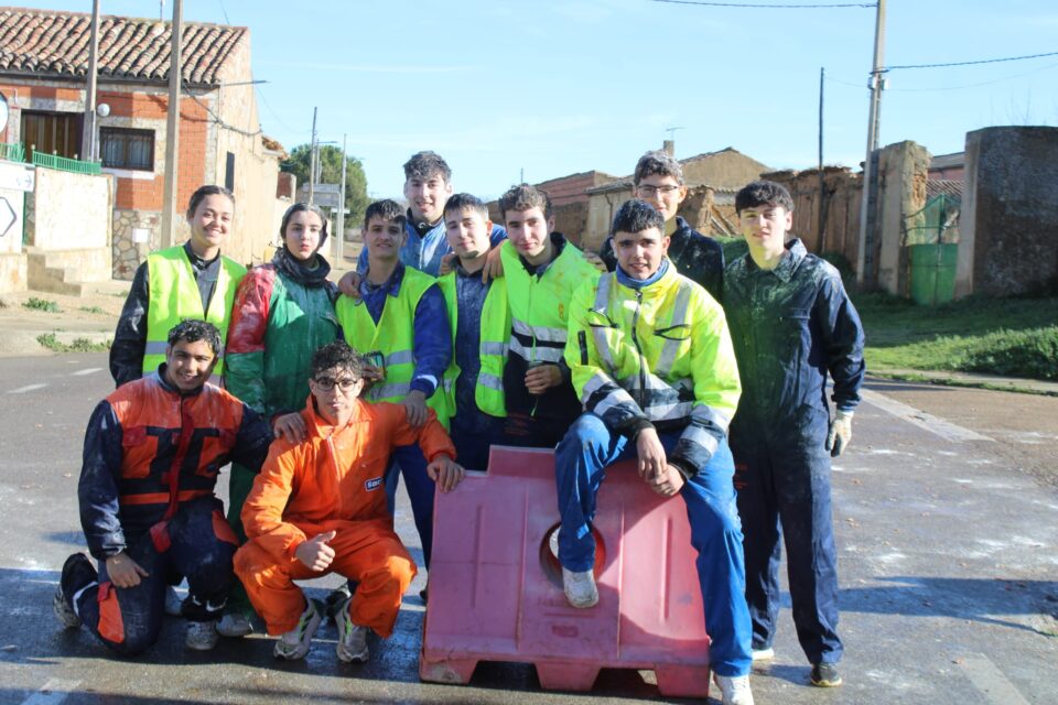 Los quintos de Villafrechós celebran la tradicional ‘huevada’